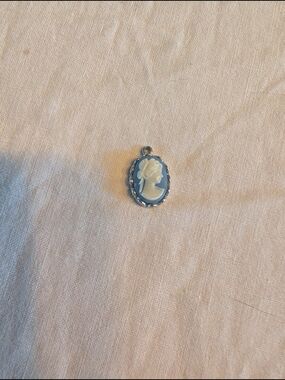 2/20$ Vintage Blue and White Cameo Pendant Necklace - Vintage